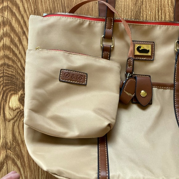 Dooney & Bourke nylon tote bag and accompanying coin pouch/key ring. - Picture 2 of 7